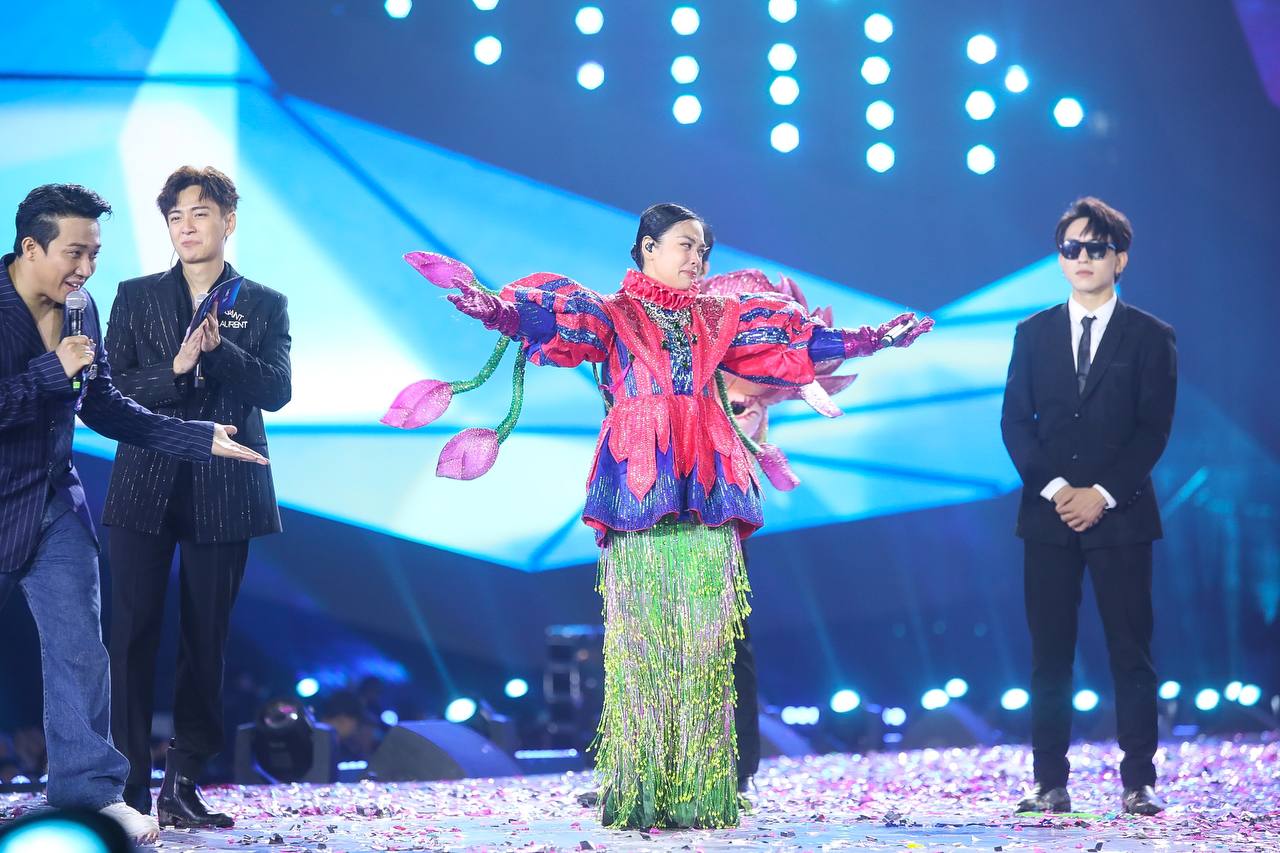 O Sen Ngọc Mai: Là vợ của Hoàng tử xiếc Quốc Nghiệp, giảng viên thanh nhạc của Uyên Linh - Hoàng Dũng-2