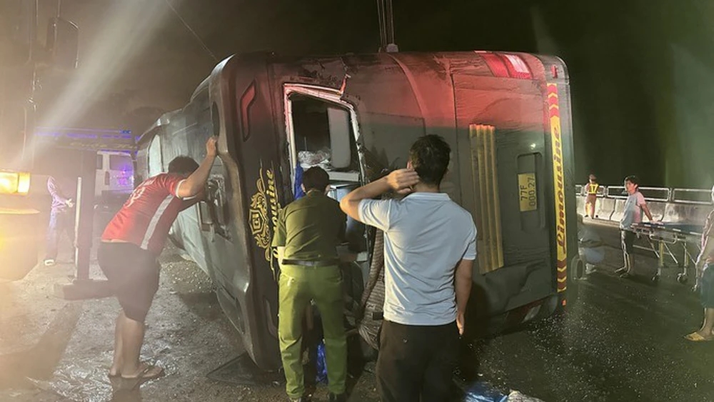 Xe khách lật ngang, một phụ nữ đứt lìa 1 tay, 1 chân-2