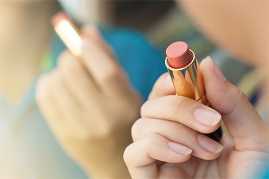 Vợ về thăm trường 20/11, nhân tiện họp lớp suốt đêm không về, hôm sau thấy vết son trên mặt cô ấy, tôi ly hôn