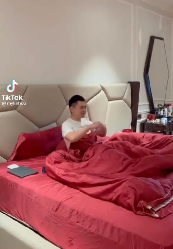 Chiều chuộng vợ, ông xã Đỗ Mỹ Linh từ chủ tịch hoá Tiktoker hợp tác quay clip cùng nàng Hậu-2