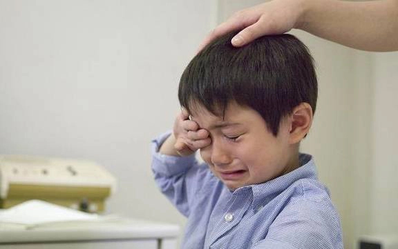 Thấy bạn bị đổ oan, con trai nói một câu khiến người bố hối hận-1