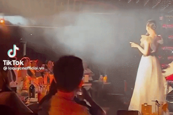 Lệ Quyên dẹp đầm dạ hội, mặc áo có như không, quần short đi hát-9