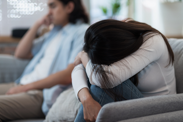 Bóc phong bì cưới giúp chồng, tôi khóc thét bên trong là mảnh giấy với nội dung gây sốc-1