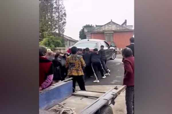 Clip: Khoảnh khắc dàn đèn sân khấu đổ sập đè khán giả ngồi xem nhạc nước ở Bình Dương-1