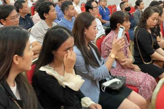 Vụ hàng trăm học sinh trường iSchool Nha Trang nhập viện: Phụ huynh không cầm được nước mắt