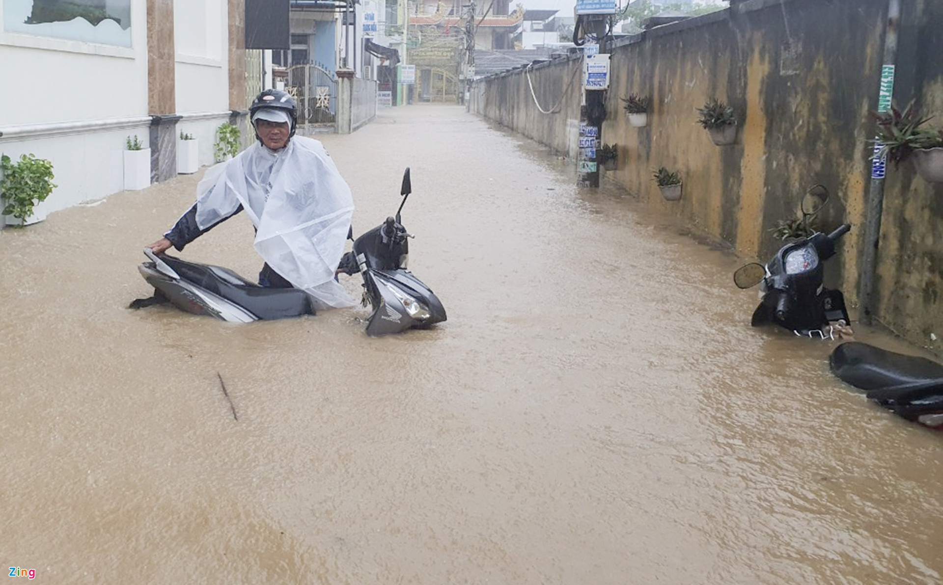 Người Quy Nhơn xót xa nhìn tivi, tủ lạnh bị nhấn chìm trong nước-3