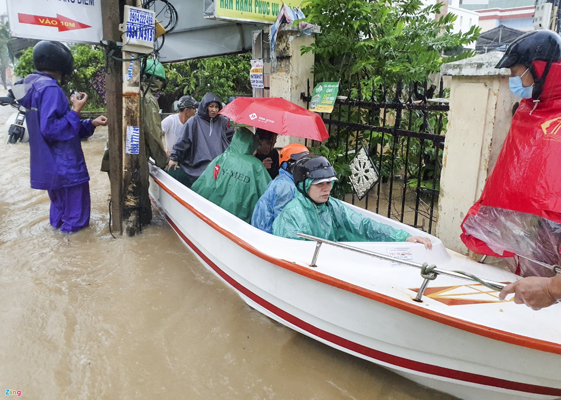 Người Quy Nhơn xót xa nhìn tivi, tủ lạnh bị nhấn chìm trong nước-4
