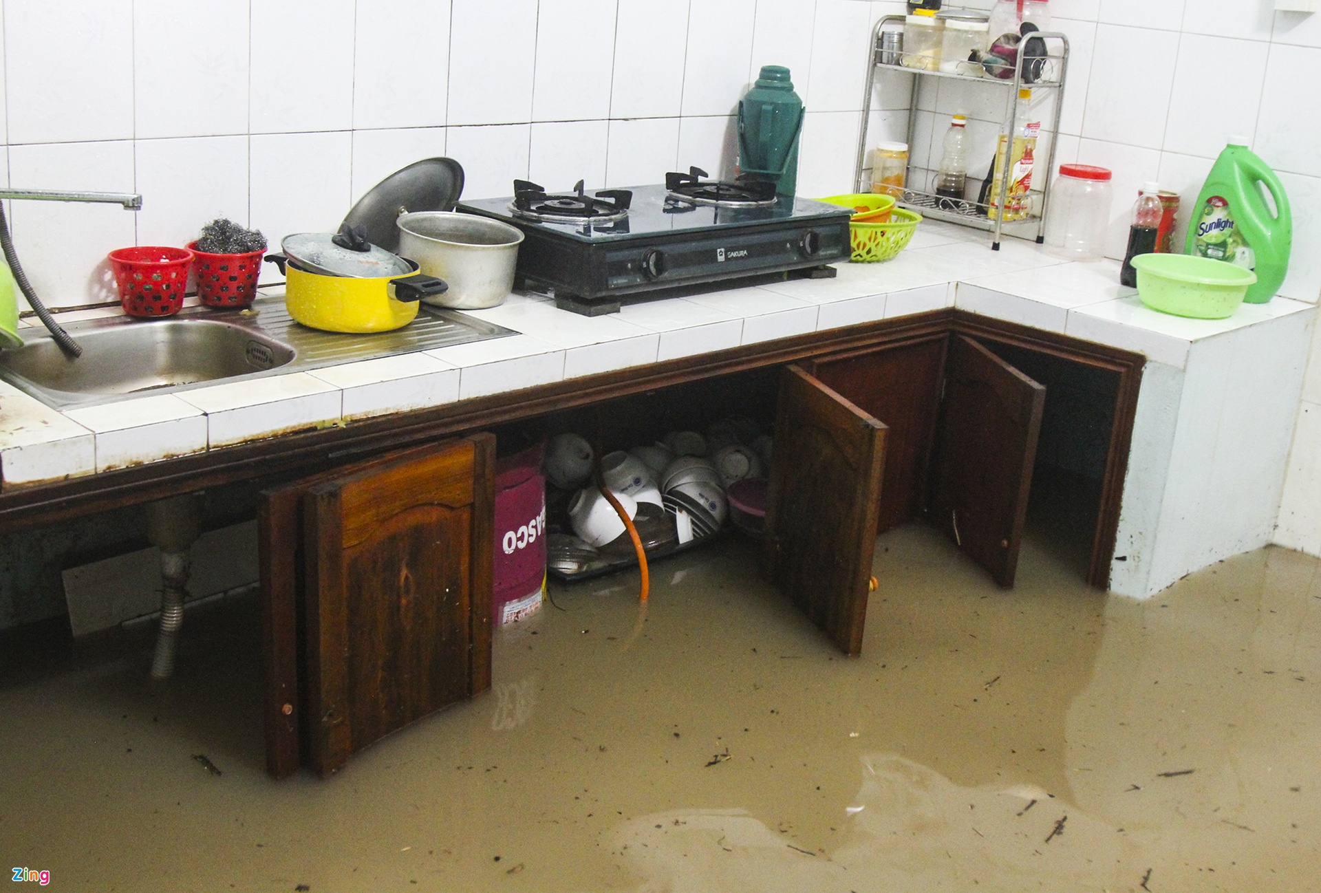 Người Quy Nhơn xót xa nhìn tivi, tủ lạnh bị nhấn chìm trong nước-6