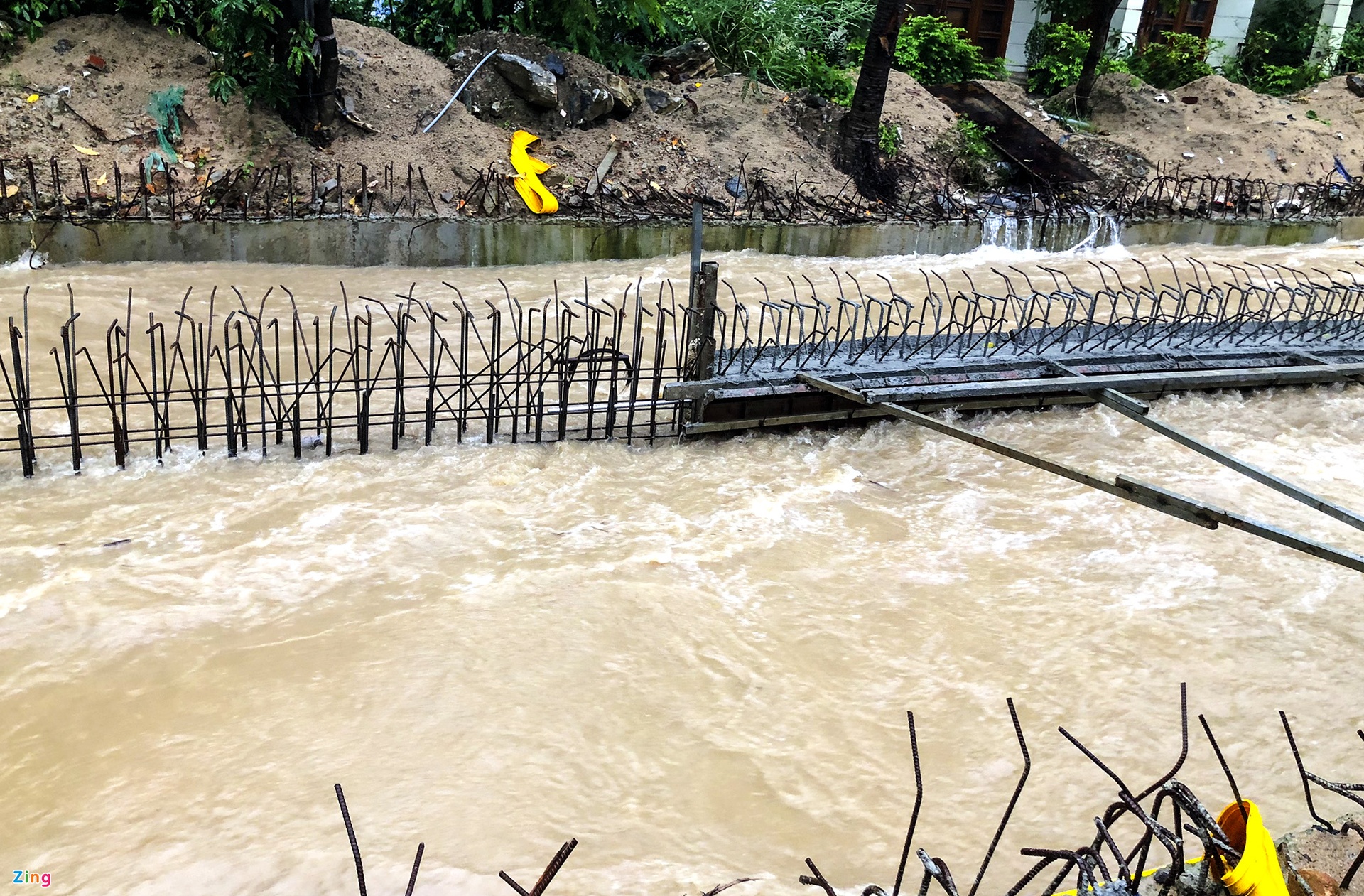 Người Quy Nhơn xót xa nhìn tivi, tủ lạnh bị nhấn chìm trong nước-9