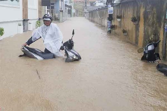 Người Quy Nhơn xót xa nhìn tivi, tủ lạnh bị nhấn chìm trong nước