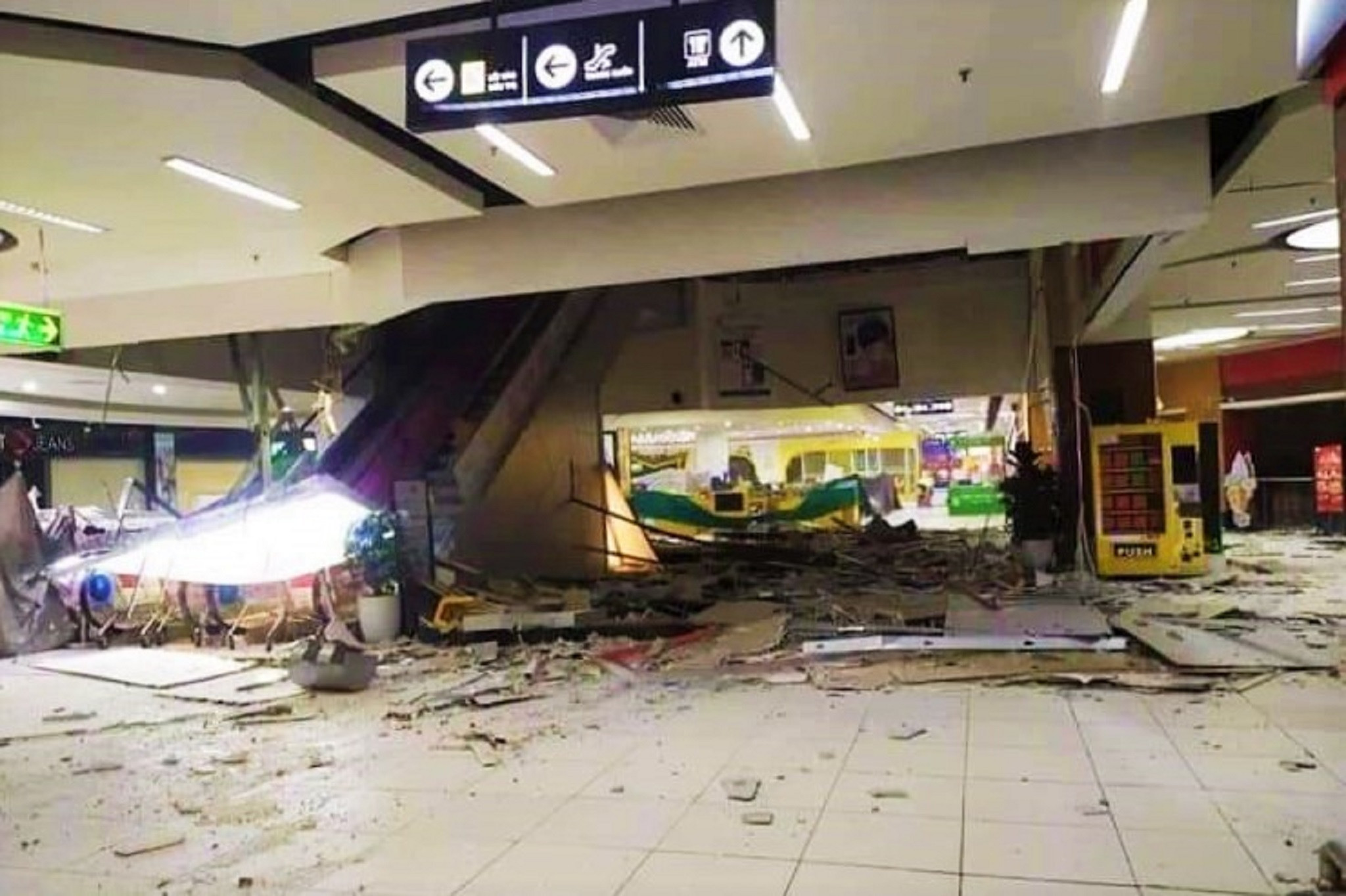 Nghi vấn nổ trong trung tâm thương mại ở Hà Nội, một phần trần nhà đổ sập-1