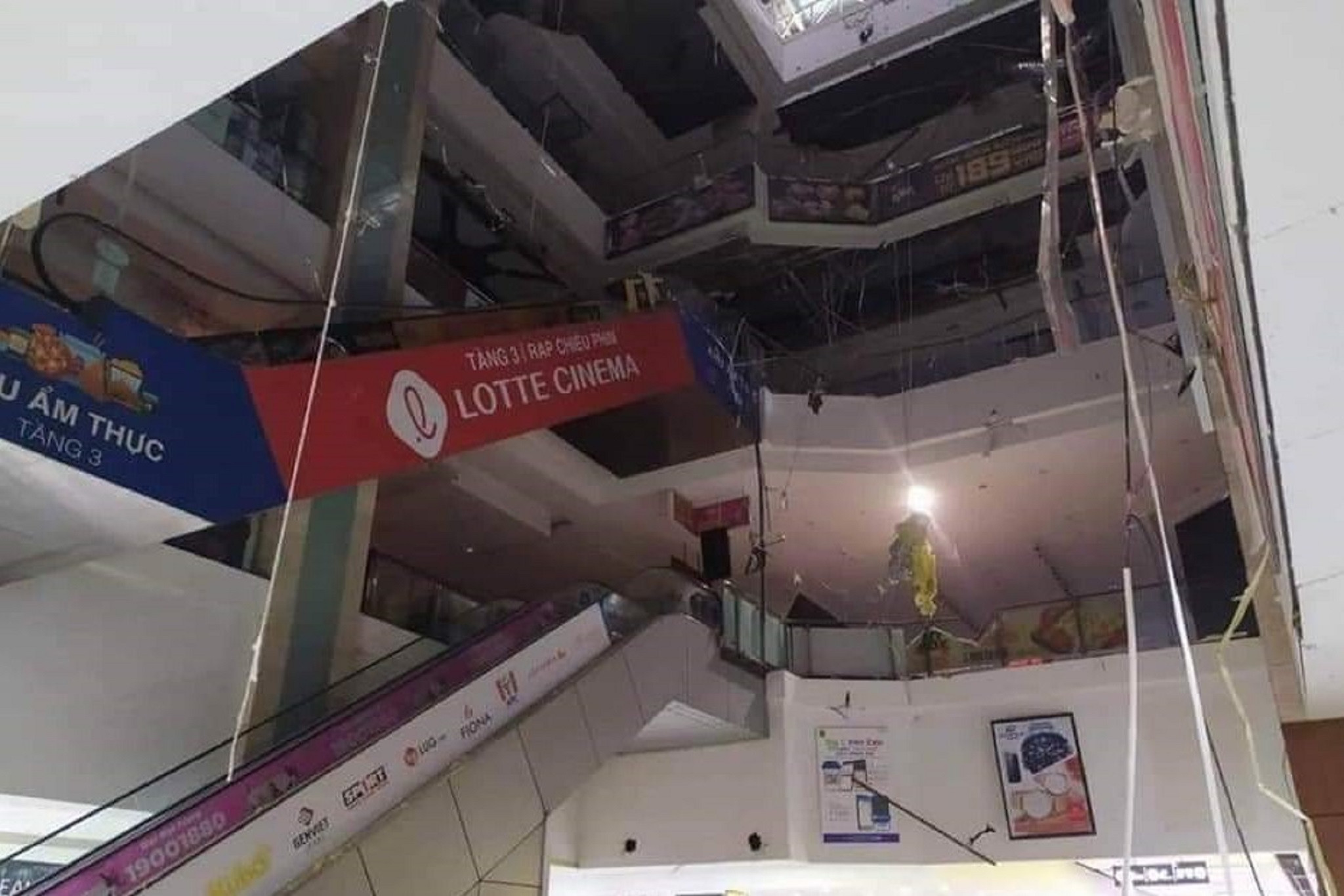 Nghi vấn nổ trong trung tâm thương mại ở Hà Nội, một phần trần nhà đổ sập-2