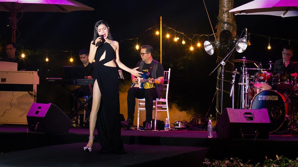 Lệ Quyên dẹp đầm dạ hội, mặc áo có như không, quần short đi hát-4