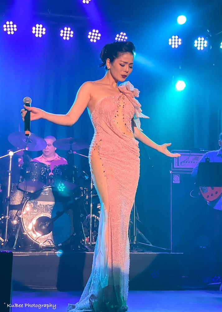 Lệ Quyên dẹp đầm dạ hội, mặc áo có như không, quần short đi hát-5