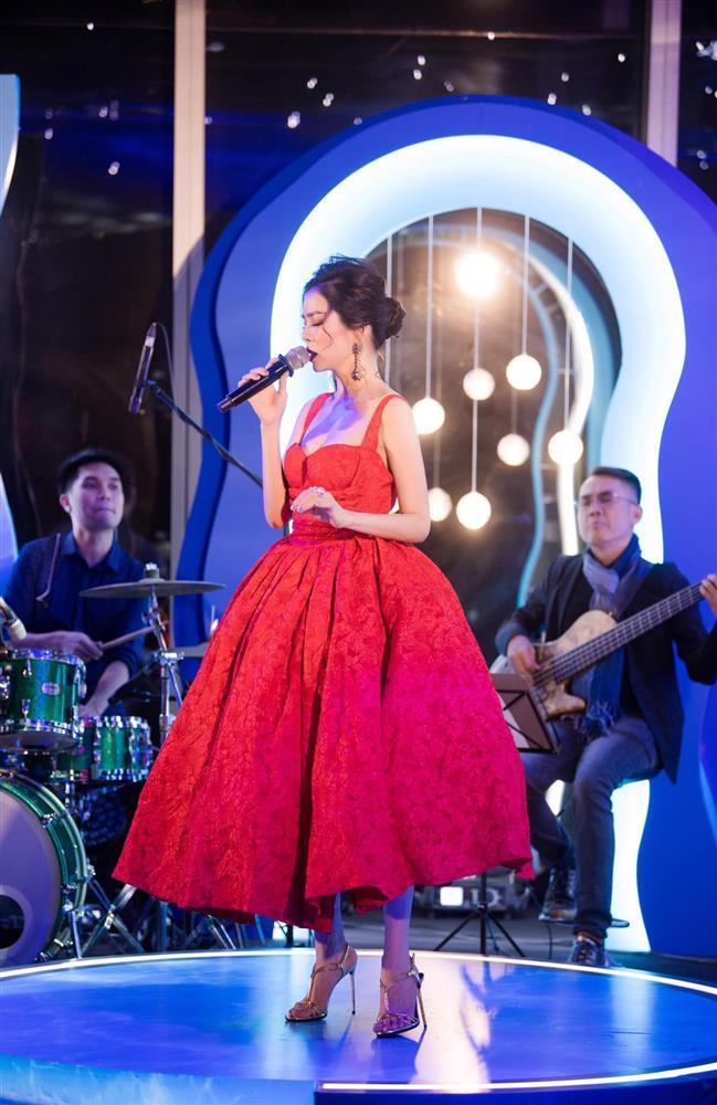 Lệ Quyên dẹp đầm dạ hội, mặc áo có như không, quần short đi hát-8