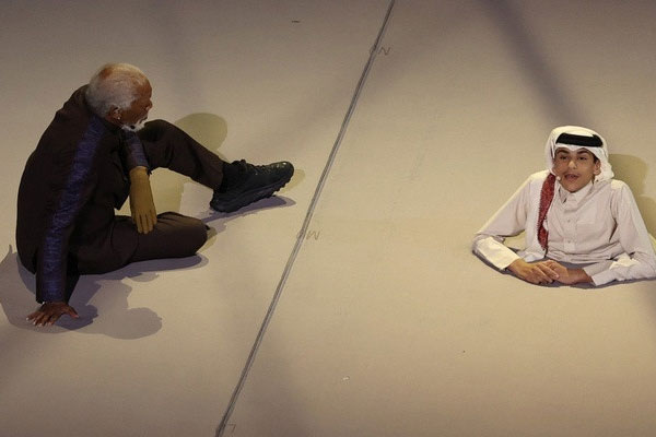 Chàng trai chỉ có nửa thân trên xuất hiện trong lễ khai mạc World Cup-1