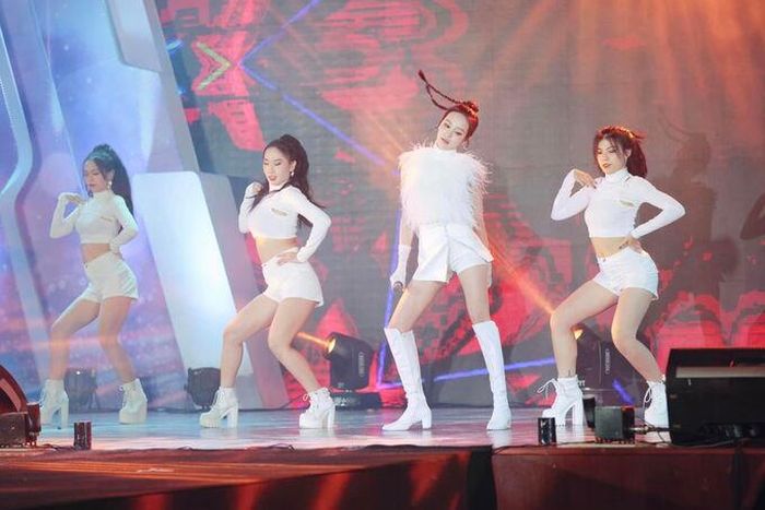 Bị hỏi chuyện cắt diễn do sinh viên phản ứng, Hiền Hồ tỉnh bơ-2