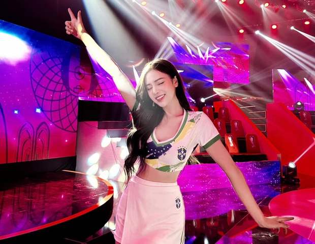 Mỹ nữ khoác áo Brazil gây sốt Nóng cùng World Cup 2022-1