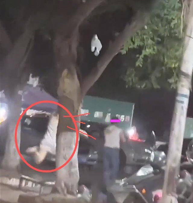 Vợ quấn khăn tắm chạy theo chồng trên phố vì bị bắt gặp ngoại tình-2