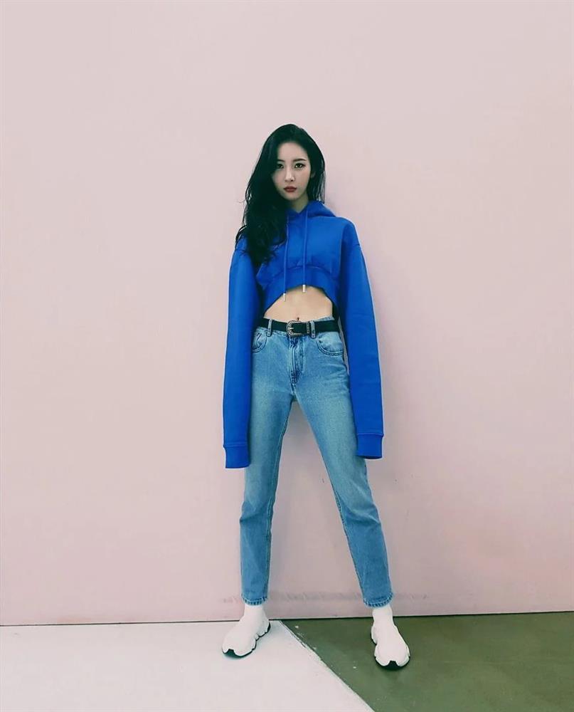 Học dàn sao Kbiz mix đồ với hoodie siêu chất-7