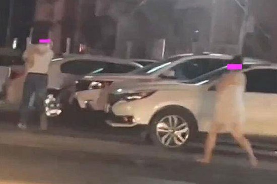 Vợ quấn khăn tắm chạy theo chồng trên phố vì bị bắt gặp ngoại tình