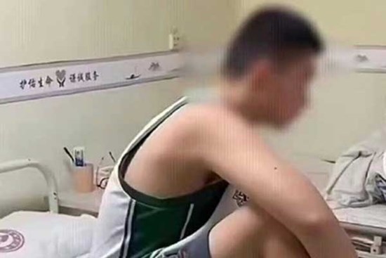 Hoang tưởng tất cả nữ sinh trong lớp thích mình, nam sinh bỏ học vì áp lực