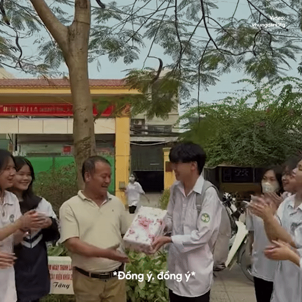 Nhân dịp 20/11, nhóm học trò tặng quà cho bác bảo vệ kèm lời nhắn cảm động vô cùng-1