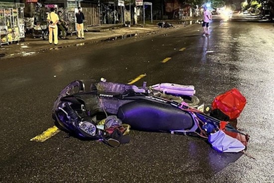 2 xe máy đâm nhau, 1 người chết, 3 người bị thương