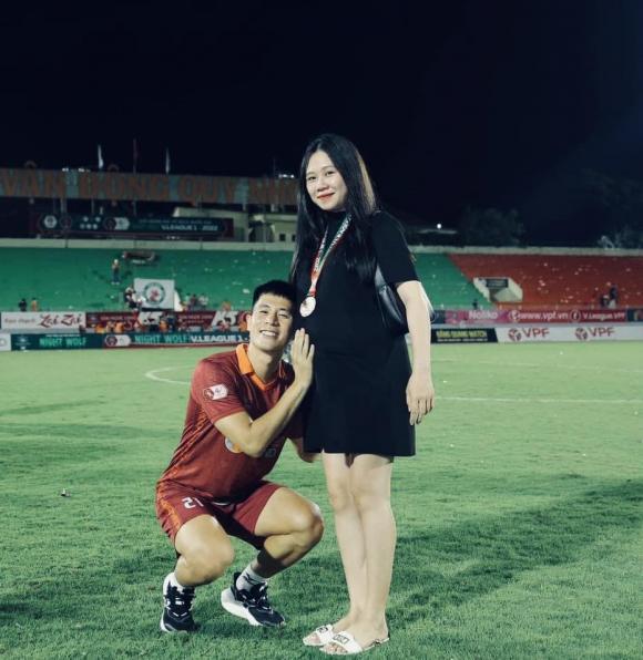 Vợ chưa cưới Đình Trọng lần đầu khoe ảnh bầu vượt mặt-2