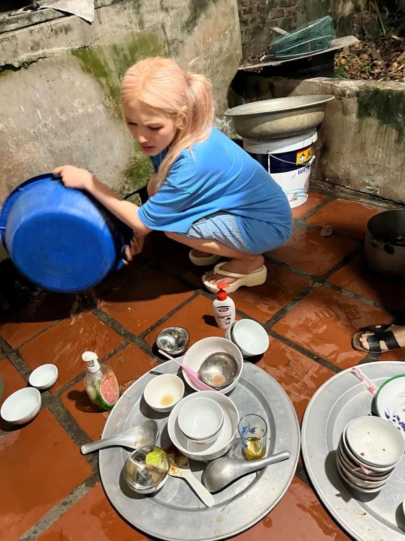 Nàng dâu hào môn Xoài Non rửa bát với khuôn mặt kém vui khi về quê nội ở Thái Bình-1