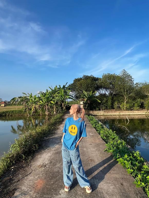 Nàng dâu hào môn Xoài Non rửa bát với khuôn mặt kém vui khi về quê nội ở Thái Bình-2