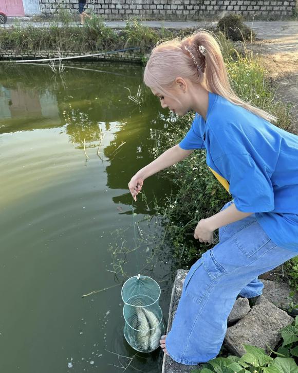 Nàng dâu hào môn Xoài Non rửa bát với khuôn mặt kém vui khi về quê nội ở Thái Bình-3