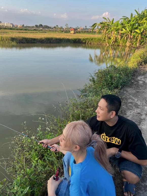 Nàng dâu hào môn Xoài Non rửa bát với khuôn mặt kém vui khi về quê nội ở Thái Bình-5