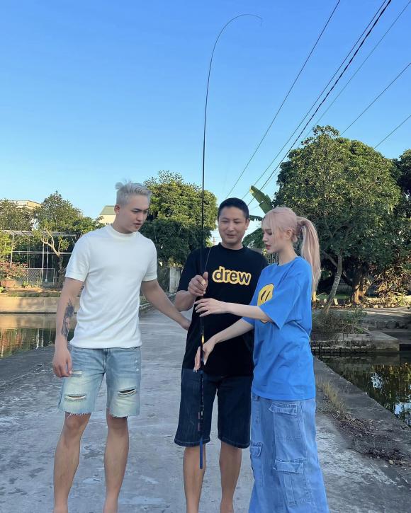 Nàng dâu hào môn Xoài Non rửa bát với khuôn mặt kém vui khi về quê nội ở Thái Bình-6