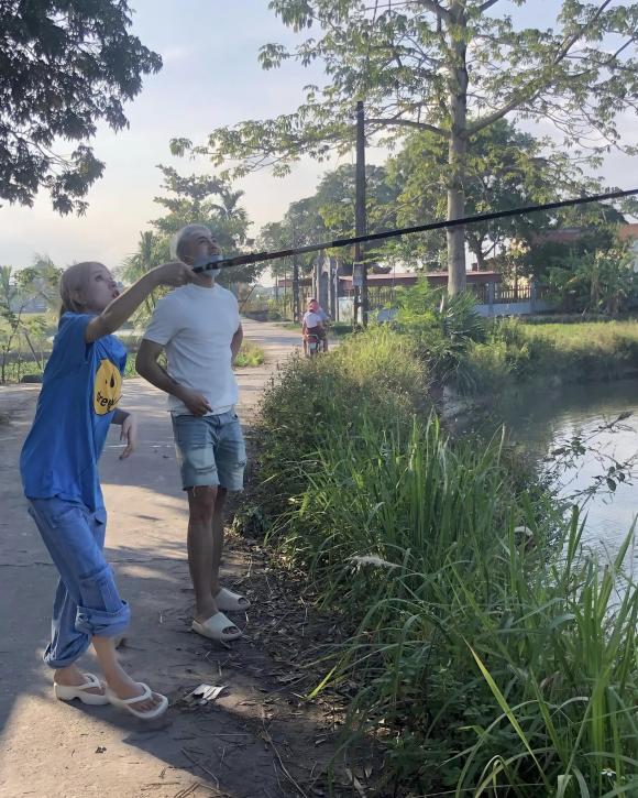 Nàng dâu hào môn Xoài Non rửa bát với khuôn mặt kém vui khi về quê nội ở Thái Bình-10