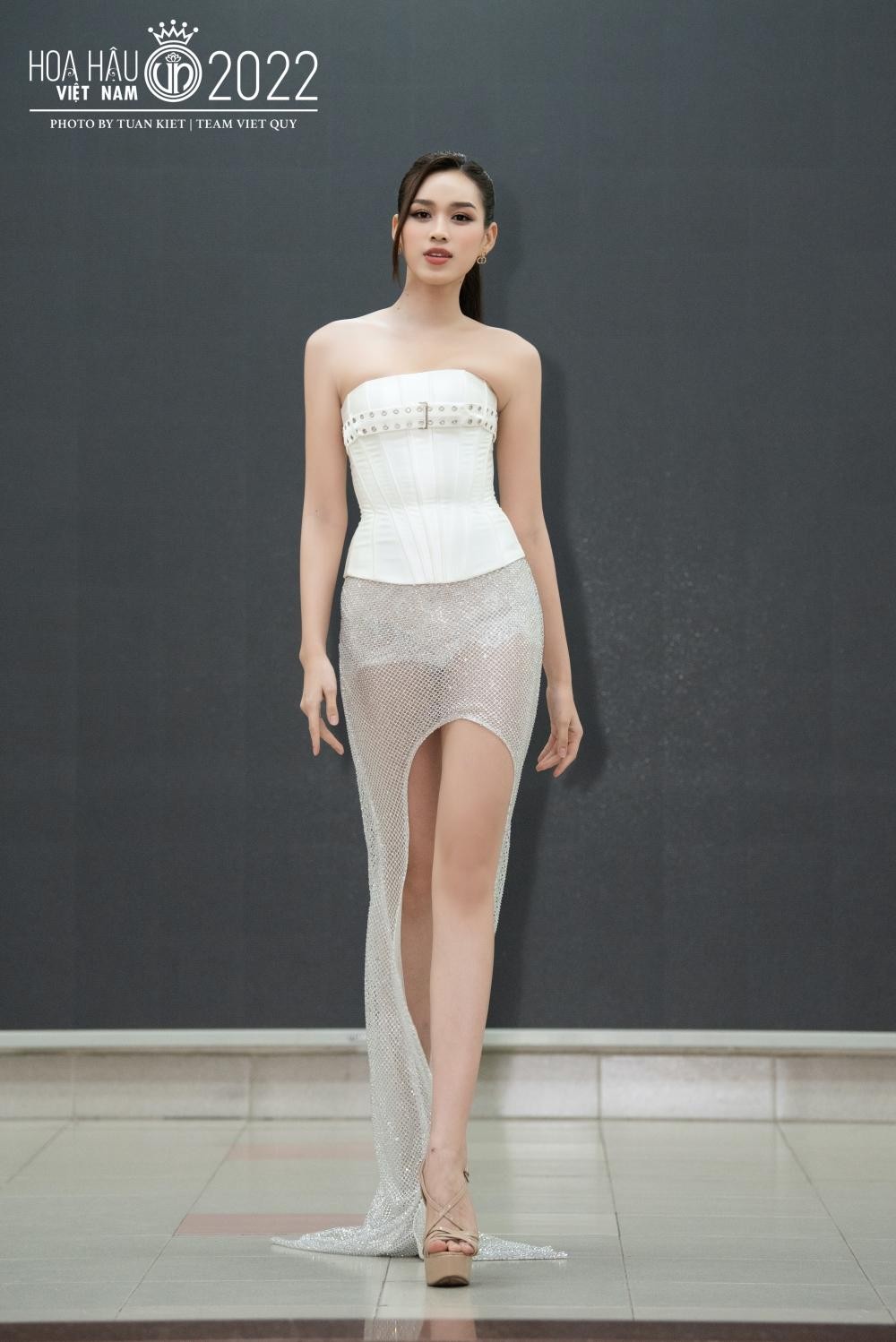 Đỗ Thị Hà diện set đồ dìm dáng của Thùy Tiên nhưng lại ghi điểm nhờ 1 chi tiết-4