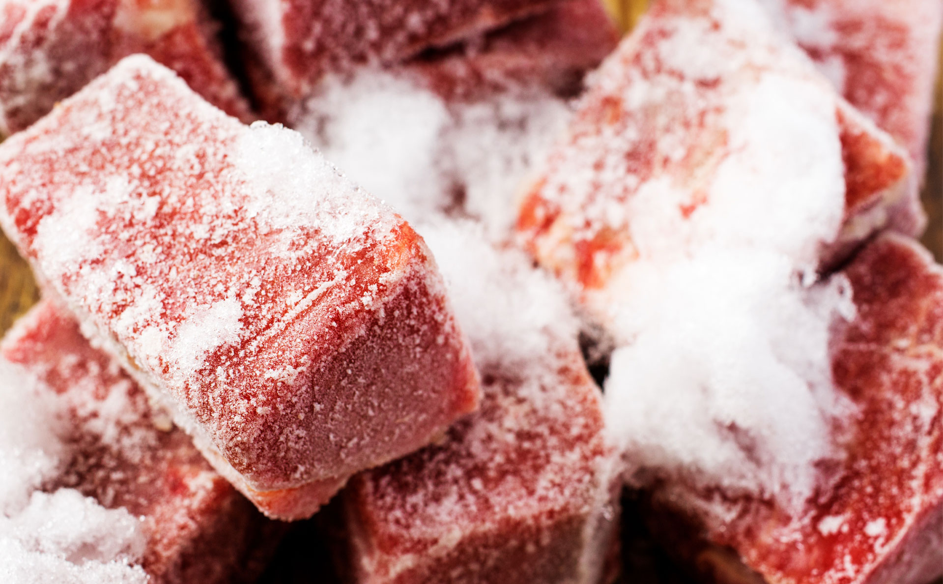 Rã đông thịt bằng cách thả xuống ngâm nước thật sai lầm, làm cách này thịt mềm ngay chỉ trong vài phút-1