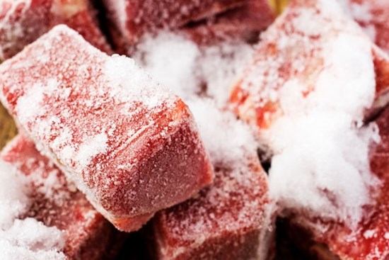 Rã đông thịt bằng cách thả xuống ngâm nước thật sai lầm, làm cách này thịt mềm ngay chỉ trong vài phút