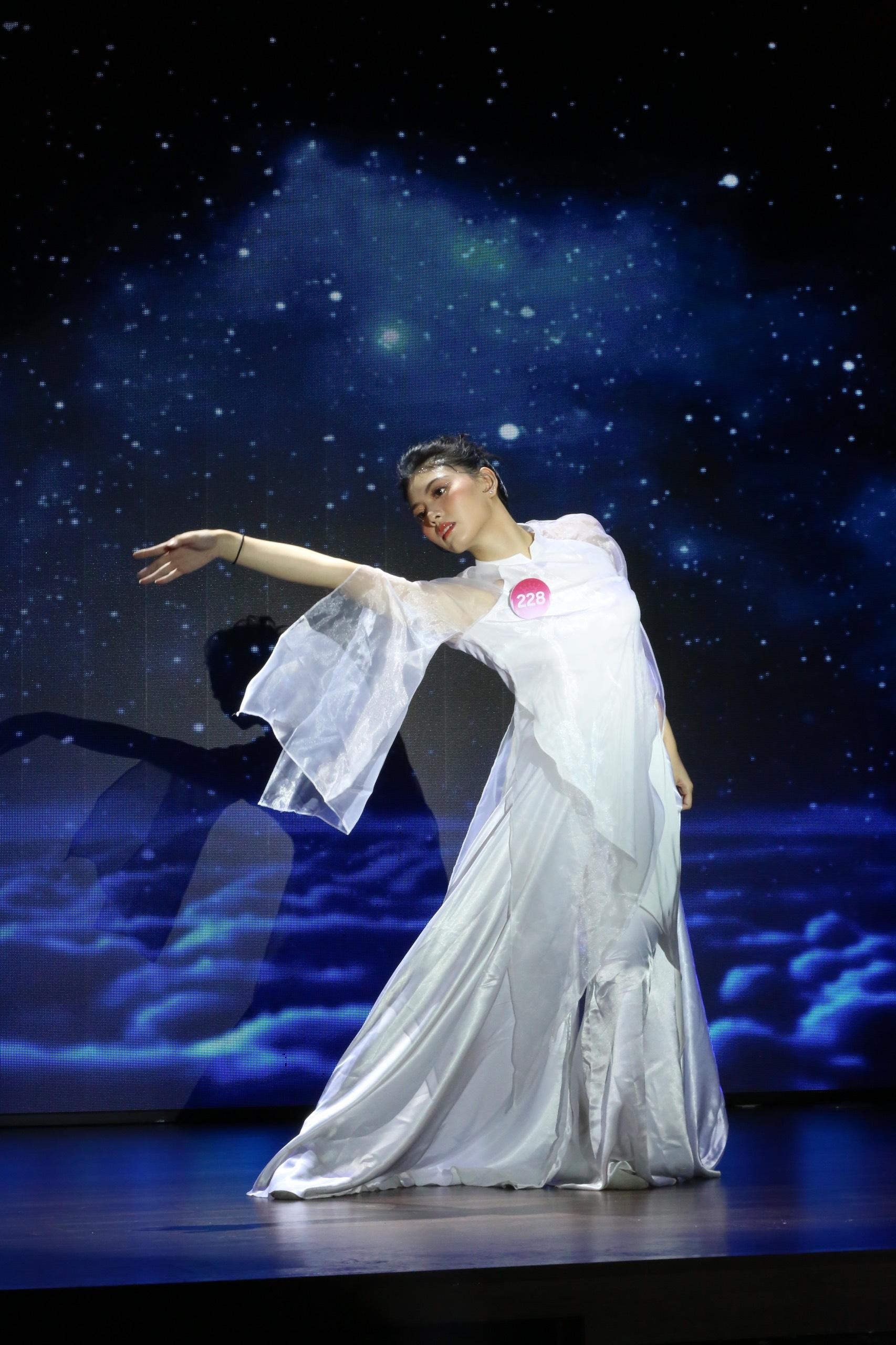 Thí sinh Hoa hậu Việt Nam bật khóc, bị miệt thị vì nặng 70 kg-31