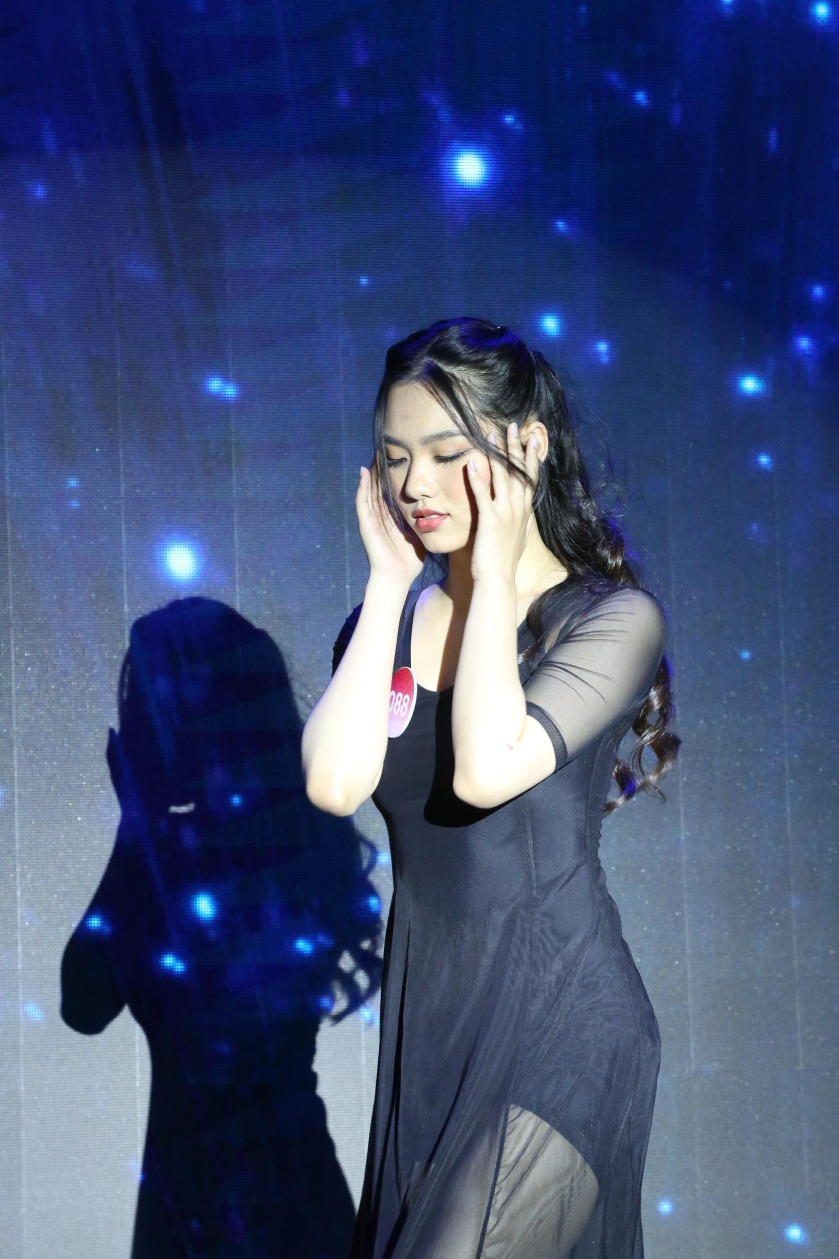 Thí sinh Hoa hậu Việt Nam bật khóc, bị miệt thị vì nặng 70 kg-49