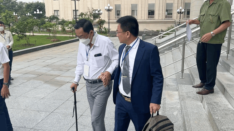 Sau 1 ngày chống gậy ra toà, cựu thứ trưởng Cao Minh Quang nhập viện cấp cứu-1