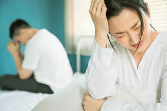 Anh hàng xóm qua rủ đi làm cùng, chồng tôi đáp trả một câu đắng ngắt