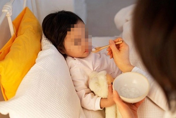 Cảnh giác với ngộ độc thực phẩm nếu trẻ có dấu hiệu này sau ăn-2