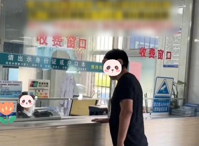 Vợ cũ mắc bệnh ung thư, người chồng chạy vạy gom góp hơn 800 triệu mang đến bệnh viện giúp đỡ-2