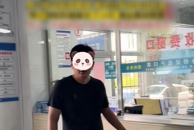 Vợ cũ mắc bệnh ung thư, người chồng chạy vạy gom góp hơn 800 triệu mang đến bệnh viện giúp đỡ-3