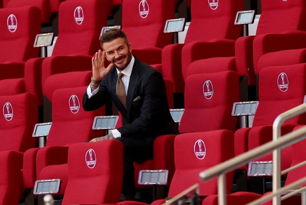David Beckham lịch lãm như nam thần trên khán đài cổ vũ tuyển Anh ở World Cup 2022-1
