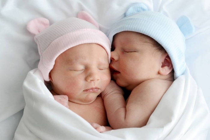 2 con song sinh chào đời cách nhau 1 tuần, người cha nghi ngờ, nghe bác sĩ giải thích mới thở phào-1