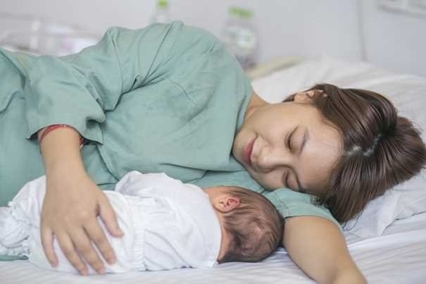 2 con song sinh chào đời cách nhau 1 tuần, người cha nghi ngờ, nghe bác sĩ giải thích mới thở phào-2