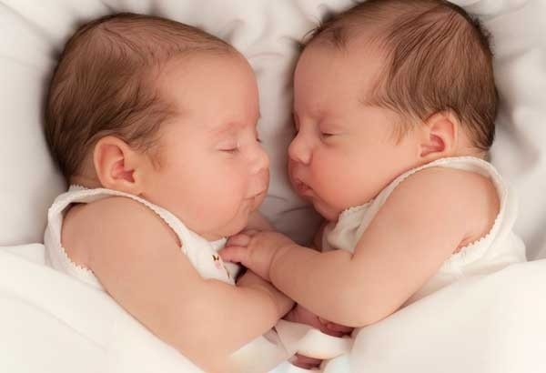 2 con song sinh chào đời cách nhau 1 tuần, người cha nghi ngờ, nghe bác sĩ giải thích mới thở phào-3