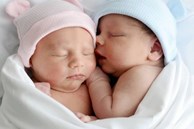 2 con song sinh chào đời cách nhau 1 tuần, người cha nghi ngờ, nghe bác sĩ giải thích mới thở phào